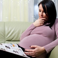 Peněžitá pomoc v mateřství (PPM) je dávka, která se vyplácí v rámci systému nemocenských dávek. Může ji tak získat jen ten, kdo si platí nemocenské pojištění.