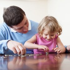V roce 2017 by mělo začít platit několik změn, které se týkají rodičovského příspěvku.